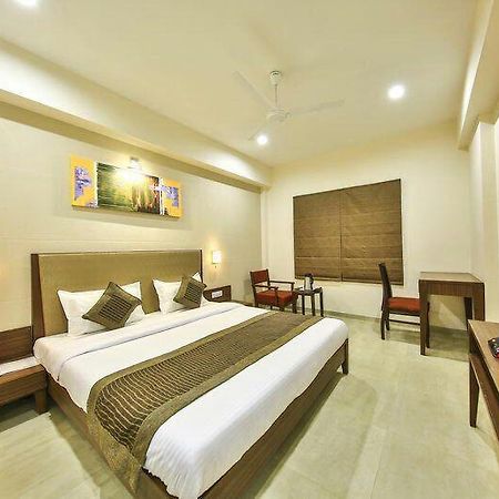 אחמדאבאד Fabhotel Flora Vastral מראה חיצוני תמונה
