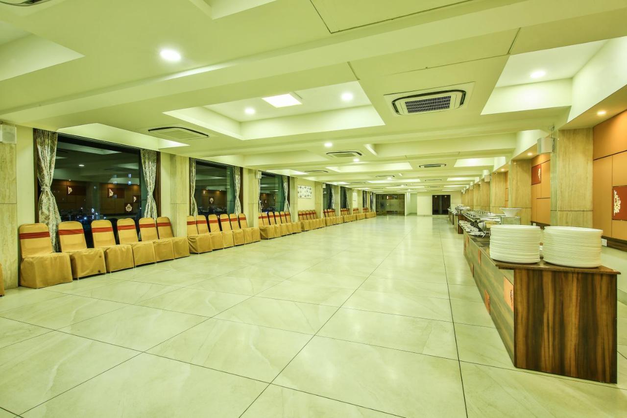 אחמדאבאד Fabhotel Flora Vastral מראה חיצוני תמונה