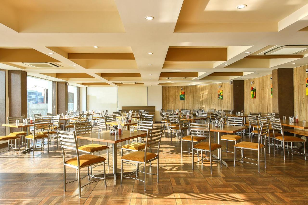 אחמדאבאד Fabhotel Flora Vastral מראה חיצוני תמונה