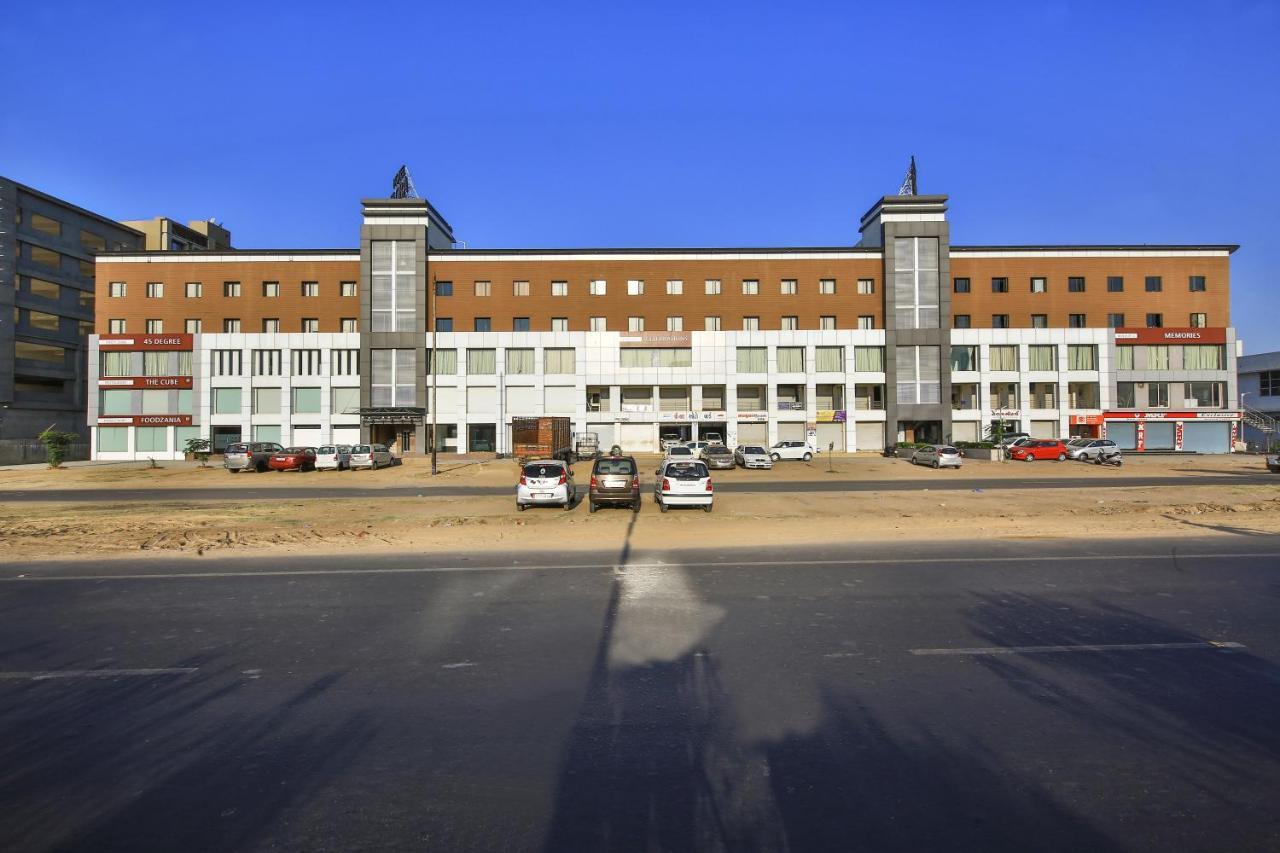 אחמדאבאד Fabhotel Flora Vastral מראה חיצוני תמונה