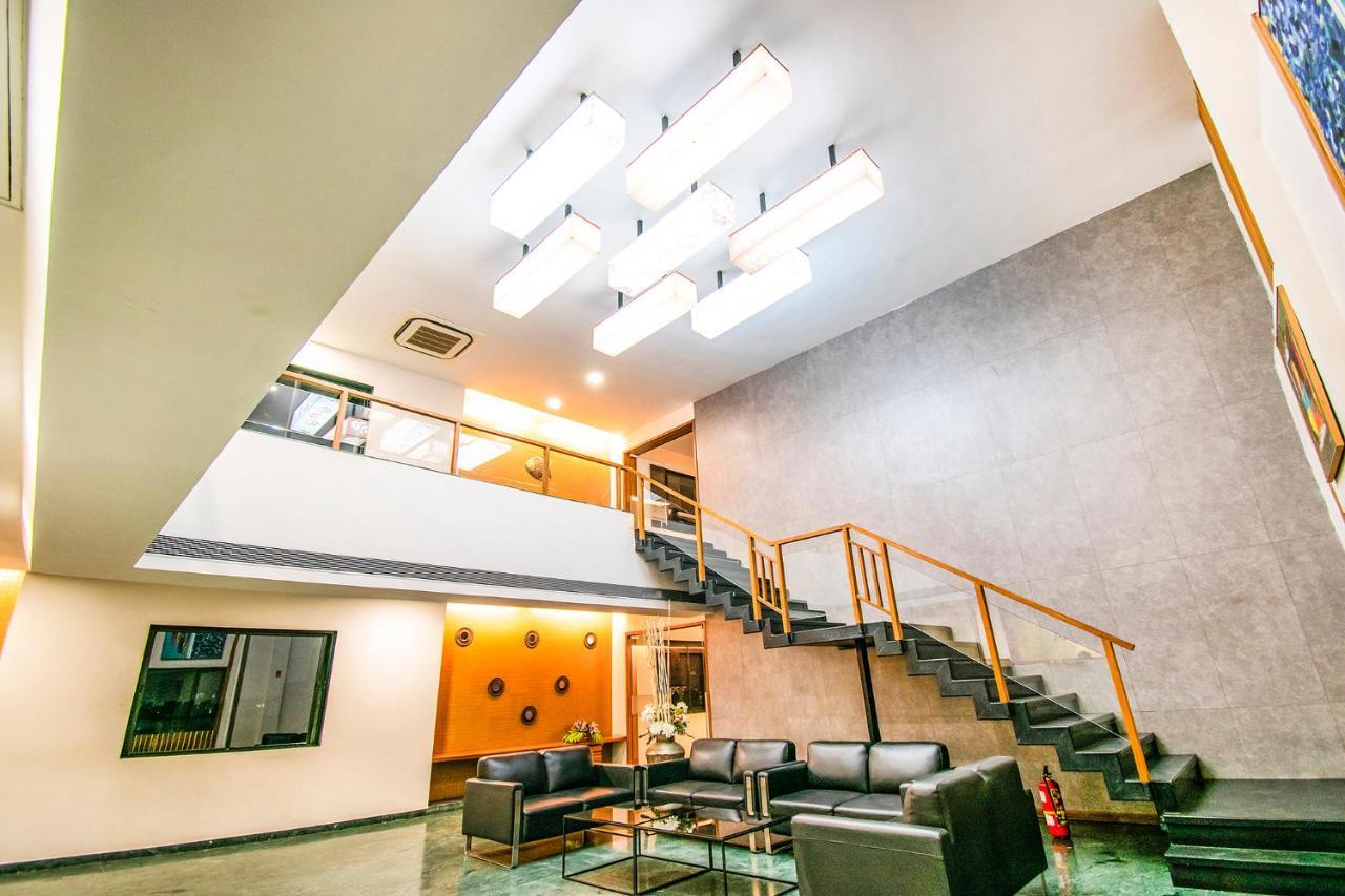 אחמדאבאד Fabhotel Flora Vastral מראה חיצוני תמונה