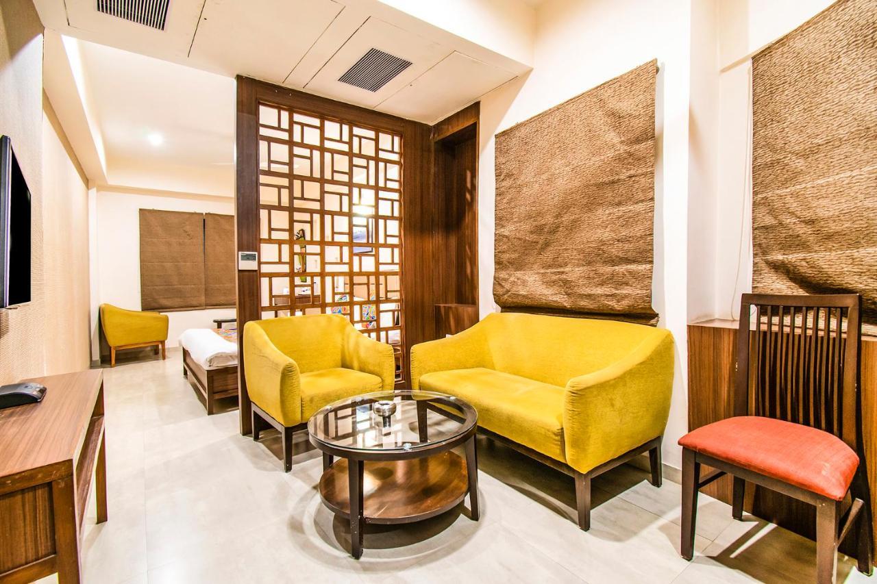 אחמדאבאד Fabhotel Flora Vastral מראה חיצוני תמונה